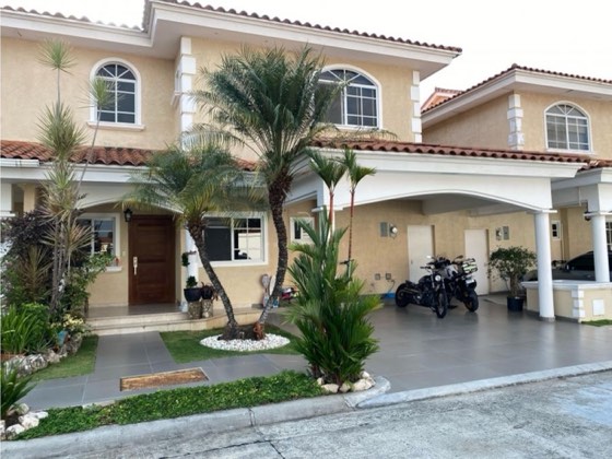 VENTA DE CASA EN RESIDENCIAL PALMERAS DEL ESTE