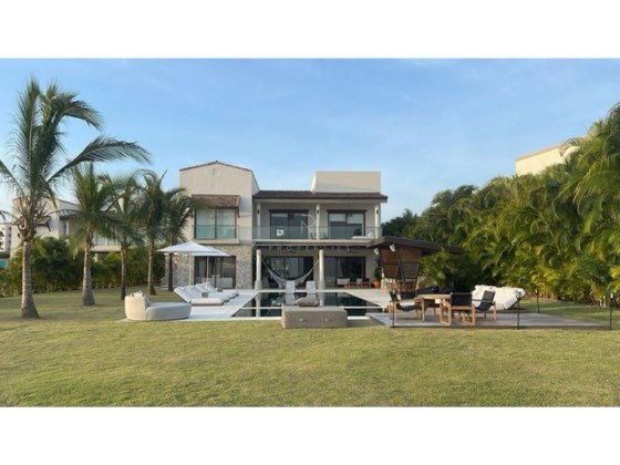 VENTA DE CASA FRENTE AL MAR EN CASAMAR